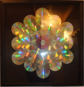 dimensioni 72x72 cm
CD e DVD su tavola